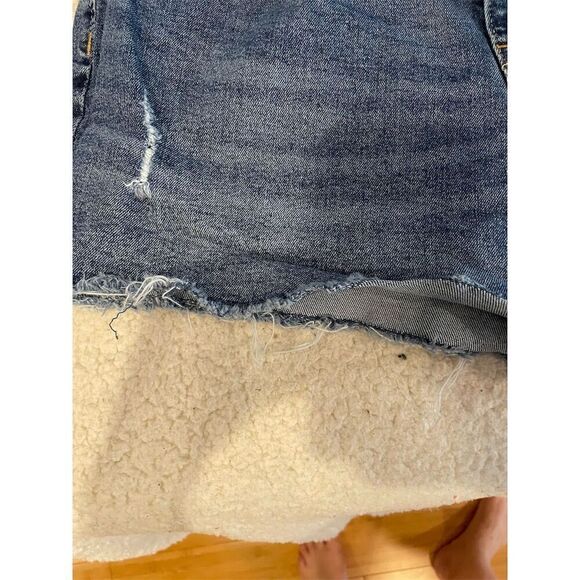 DENIZEN Levi's Women's High Rise Cut-Off Denim Shorts W30 Blue Distressed - Picture 6 of 11